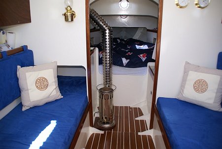 DSC08027 The cabin with the Refleks gaz-oil heater for winter sailing