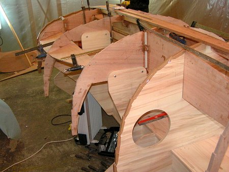 2010-12-03_14-47-54 Transverse bulkheads made of 18 mm plywood replaces frames