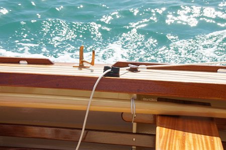 stirven19-ouvert-04 Jib sheet arrangemenbt and oars stowage under side deck