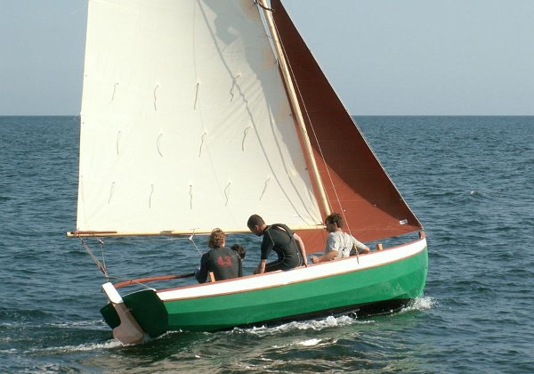 Gaff sloop Classic open sailboat, 5.2 m in length Go to Lilou description