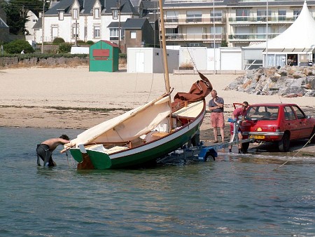 Lilou_1_3263 La mise à l'eau. Une petite voiture suffit