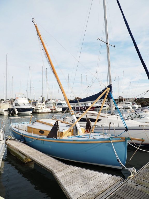 Lowering the hinged mast on PenHir François Vivier Architecte Naval