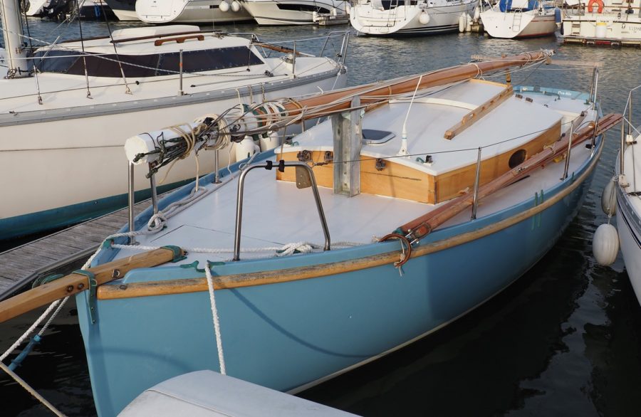 Lowering the hinged mast on Pen-Hir – François Vivier Architecte Naval